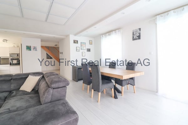 Neuwertiges Familienhaus mit Pool und Spielplatz 8