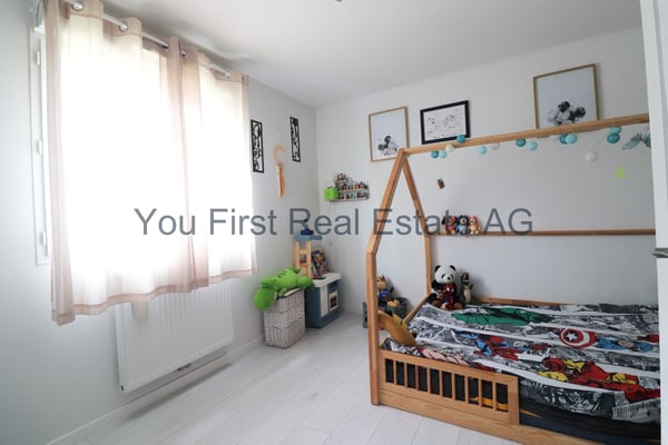 Neuwertiges Familienhaus mit Pool und Spielplatz 13