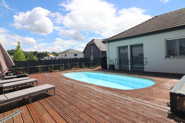 Neuwertiges Familienhaus mit Pool und Spielplatz 1