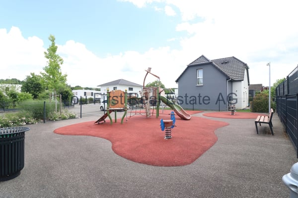 Neuwertiges Familienhaus mit Pool und Spielplatz 12