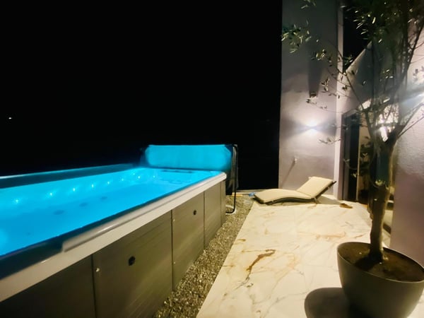 Luxuriös mit Wintergarten, 2 Ged.sitzplätze, 2 Terrassen & Swimingpool 24