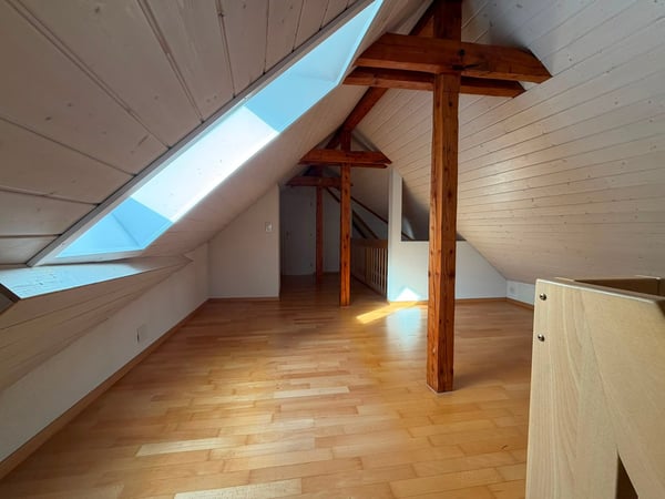 Charmant appartement sous les toits de 4 pièces à Biel/Bienne 6