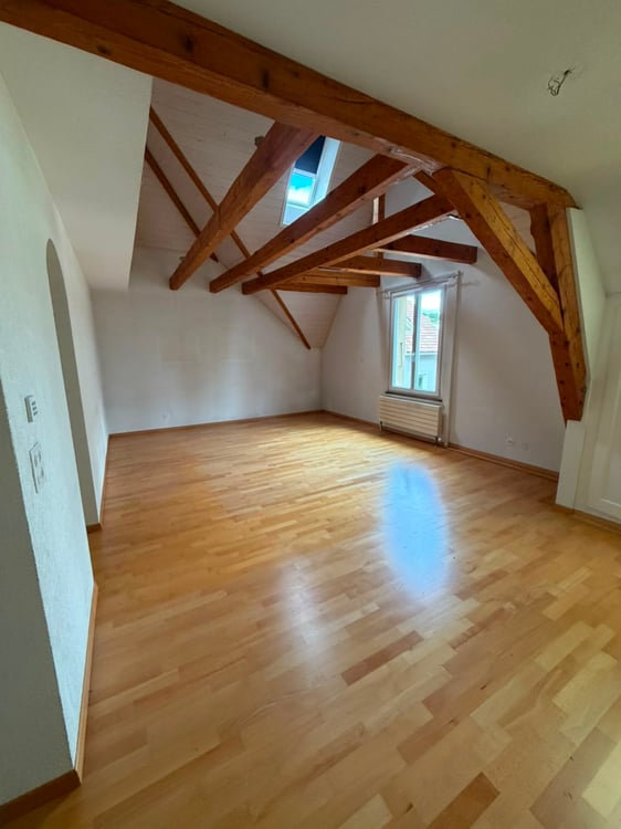 Charmant appartement sous les toits de 4 pièces à Biel/Bienne 2