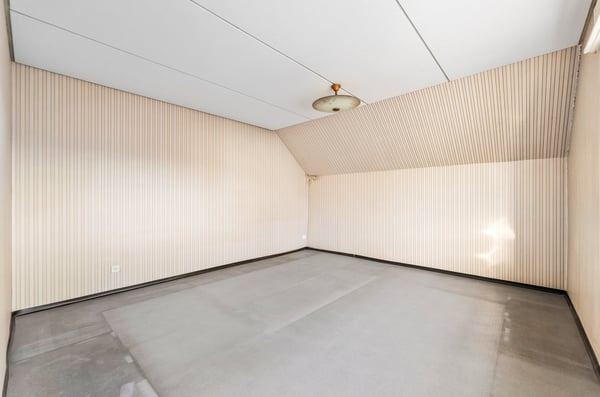 Einfamilienhaus mit Werkstatt und grossem Grundstück 12