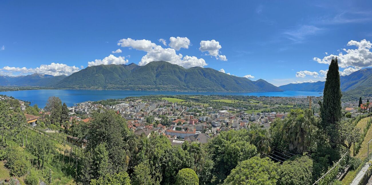 Villa, due case e terreno edificabile di 4'914 m2 con vista lago / Villa, zwei Häuser und 4'914 m2 Bauland mit Seesicht