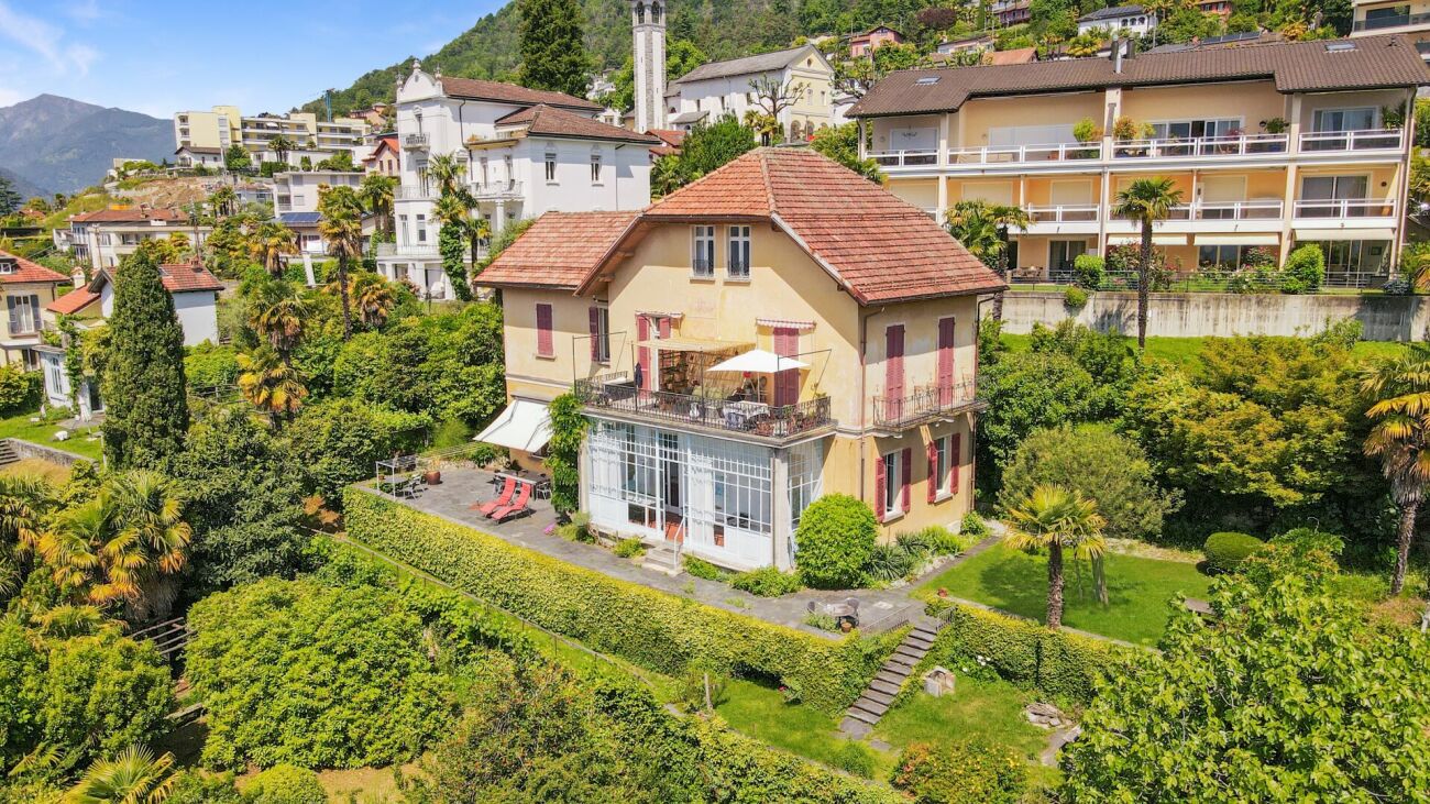Villa, due case e terreno edificabile di 4'914 m2 con vista lago / Villa, zwei Häuser und 4'914 m2 Bauland mit Seesicht