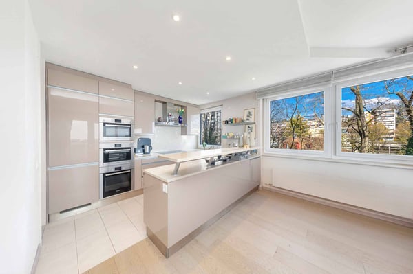 Appartement rénové de 5.5 pièces avec vue panoramique sur le lac et les montagnes 3