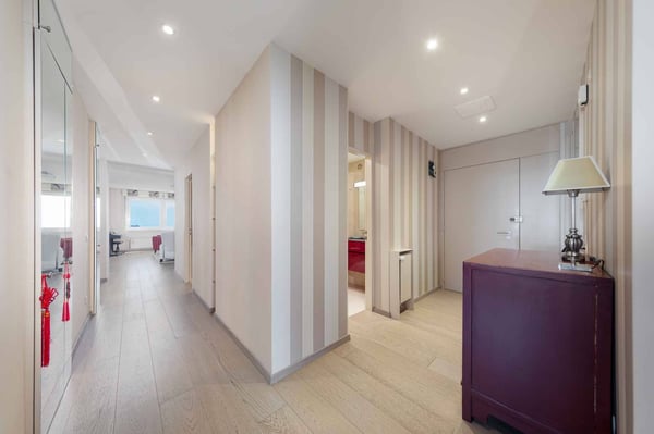 Appartement rénové de 5.5 pièces avec vue panoramique sur le lac et les montagnes 1