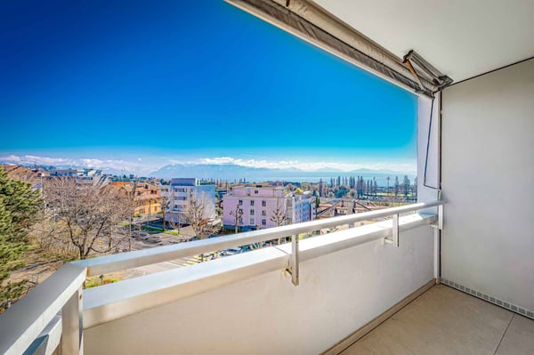 Appartement rénové de 5.5 pièces avec vue panoramique sur le lac et les montagnes 8