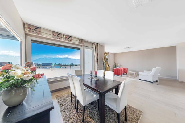 Appartement rénové de 5.5 pièces avec vue panoramique sur le lac et les montagnes 4