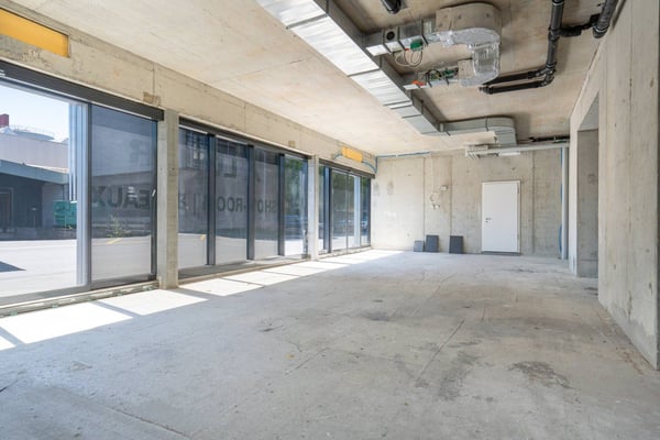 Surface de 272 m2 en arcade avec belles vitrines directement sur le flux 3