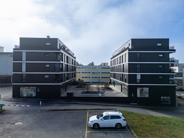 Surface de 272 m2 en arcade avec belles vitrines directement sur le flux 2