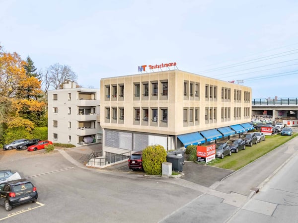 Votre adresse proche de l'autoroute et disposant de nombreuses places de parc 1