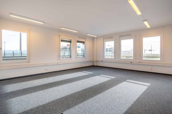 Votre adresse proche de l'autoroute et disposant de nombreuses places de parc 3