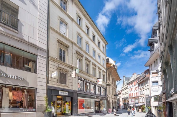 Votre adresse au centre-ville proche des restaurants, commerces et transports publics 1