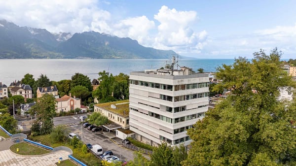 Un cadre d'exception pour vos bureaux en colocation face au lac 1