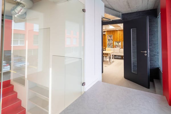 À louer de suite ou à convenir : Lumineuse arcade de 156 m² sur plusieurs niveaux 5
