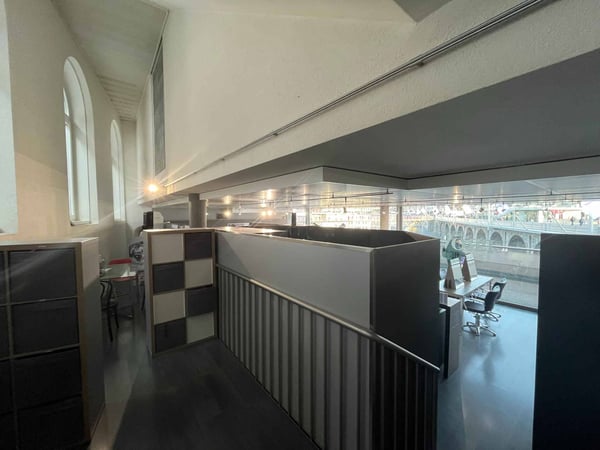 Salon de coiffure-barber au centre-ville avec vue sur la cathédrale 4