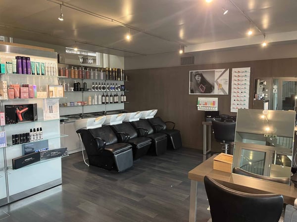 Salon de coiffure-barber au centre-ville avec vue sur la cathédrale 1