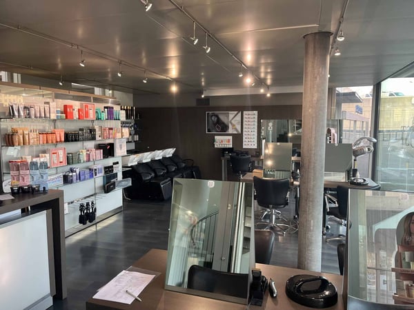 Salon de coiffure-barber au centre-ville avec vue sur la cathédrale 2