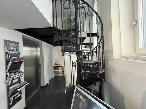Salon de coiffure-barber au centre-ville avec vue sur la cathédrale 3