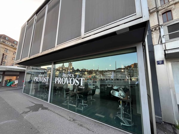 Salon de coiffure-barber au centre-ville avec vue sur la cathédrale 5
