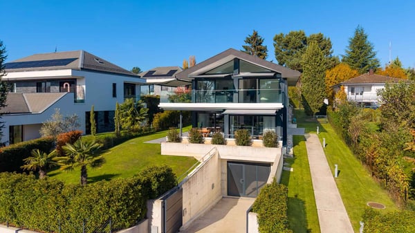 Un bien d'exception alliant confort, modernité, espaces généreux et vue lac 2