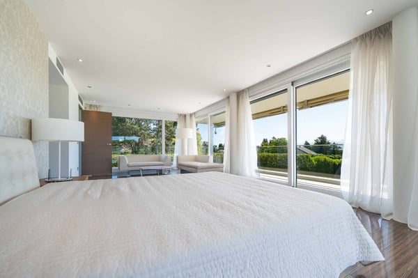 Somptueuse propriété avec piscine et vue panoramique sur le lac 9