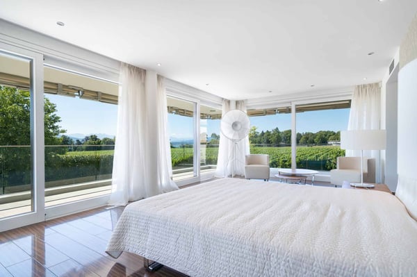 Somptueuse propriété avec piscine et vue panoramique sur le lac 8
