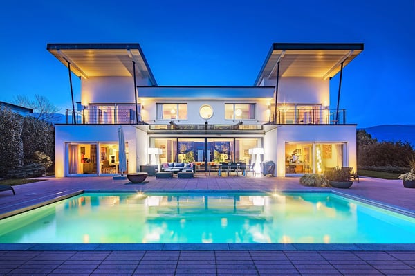 Maison contemporaine avec piscine et vue panoramique sur les Alpes et le lac 1