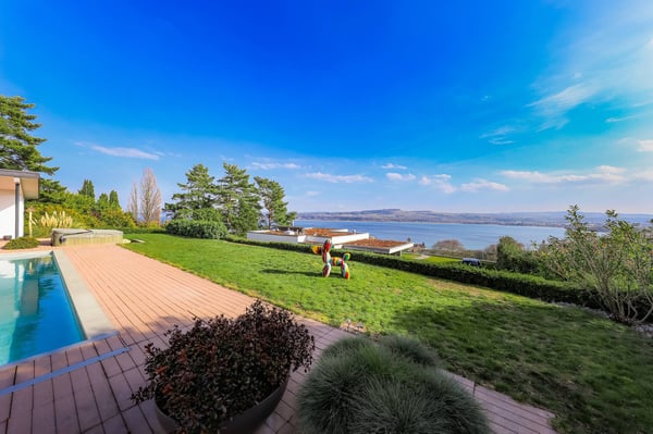 Maison contemporaine avec piscine et vue panoramique sur les Alpes et le lac 3