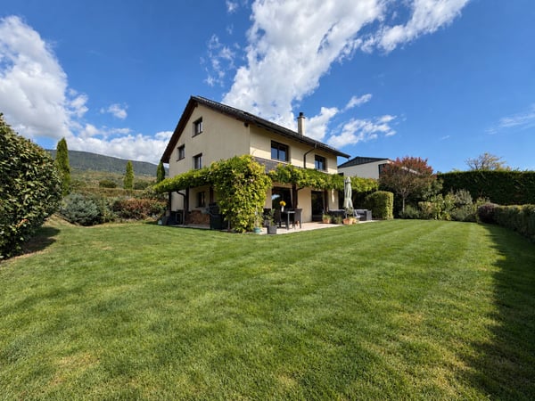 Villa familiale avec vaste jardin plat, vue sur les Alpes et environnement privilégié 1