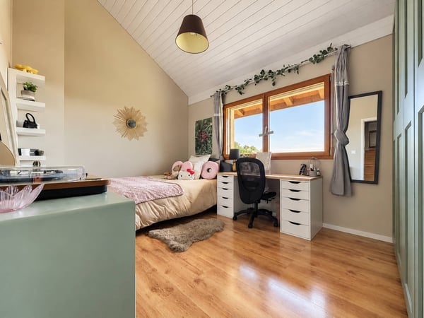 Villa familiale avec vaste jardin plat, vue sur les Alpes et environnement privilégié 8
