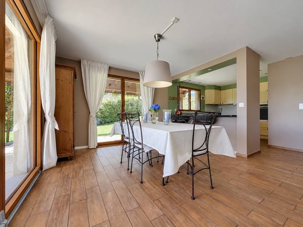 Villa familiale avec vaste jardin plat, vue sur les Alpes et environnement privilégié 3