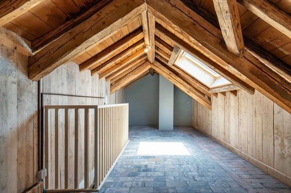Dernier étage - Spacieux 3.5 pces 99 m2 + combles dans un immeuble ancien rénové 10