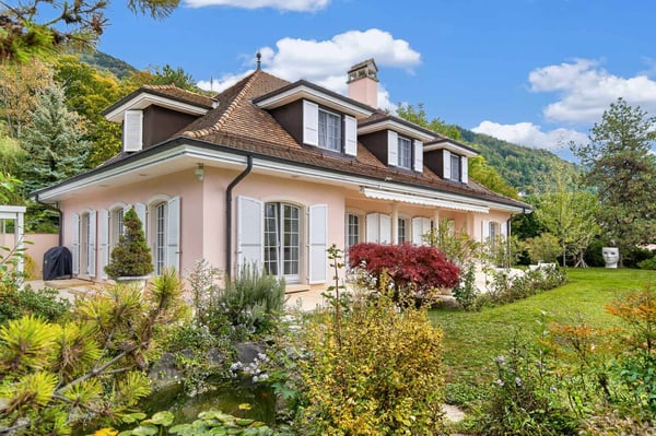 Elégante Propriété de 6.5 pièces avec grand jardin plat arboré