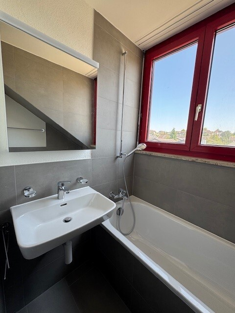 1-Zimmer Dachwohnung mir renovierter Küche und Badezimmer 4