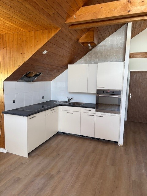1-Zimmer Dachwohnung mir renovierter Küche und Badezimmer 3
