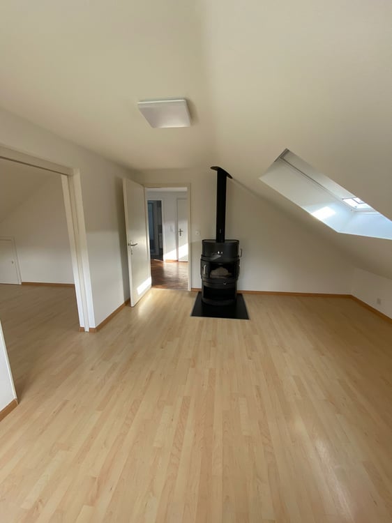 Charmante 2.5-Zi. Dachwohnung mit Kaminofen & verfügbaren Parkplätzen
