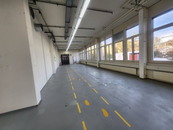 Sauberer Produktionsraum mit Versand- und Verpackungszone 23