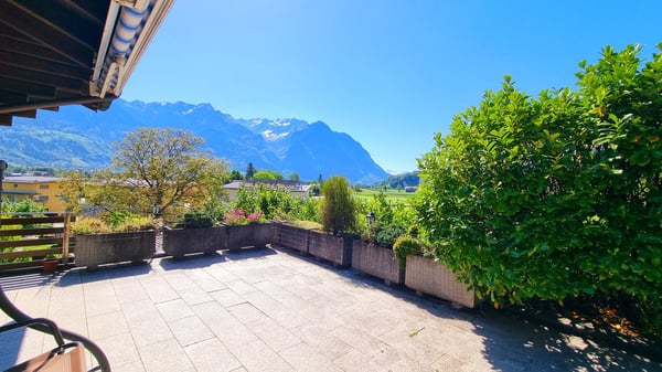 Grosses 2 ½-Zimmer-Einfamilienhaus mit traumhaftem Pool und schönster Weitsicht 9