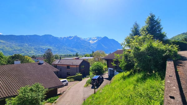 Grosses 2 ½-Zimmer-Einfamilienhaus mit traumhaftem Pool und schönster Weitsicht 19