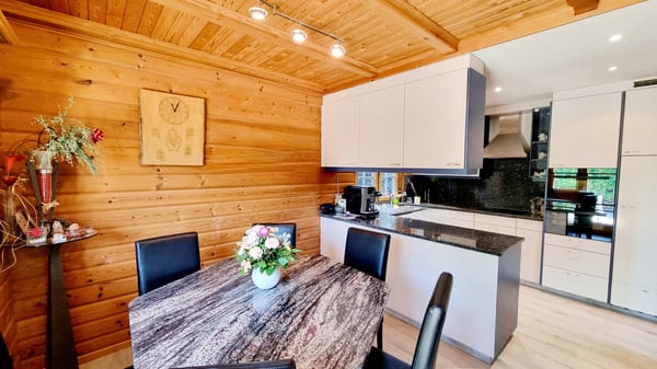 Grosses 2 ½-Zimmer-Einfamilienhaus mit traumhaftem Pool und schönster Weitsicht 10