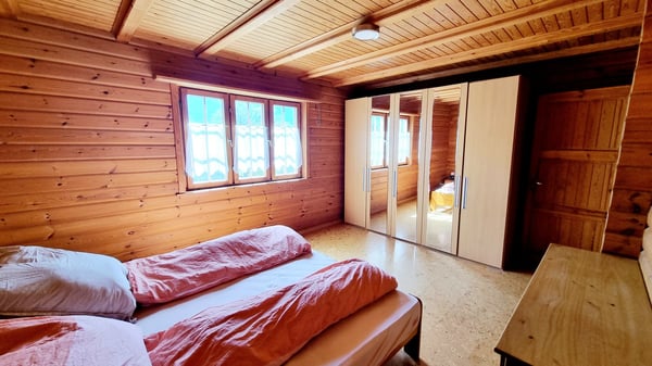 Grosses 2 ½-Zimmer-Einfamilienhaus mit traumhaftem Pool und schönster Weitsicht 13