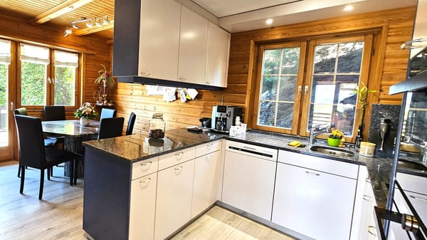 Grosses 2 ½-Zimmer-Einfamilienhaus mit traumhaftem Pool und schönster Weitsicht 2