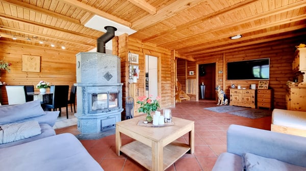 Grosses 2 ½-Zimmer-Einfamilienhaus mit traumhaftem Pool und schönster Weitsicht 3