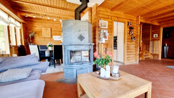 Grosses 2 ½-Zimmer-Einfamilienhaus mit traumhaftem Pool und schönster Weitsicht 11