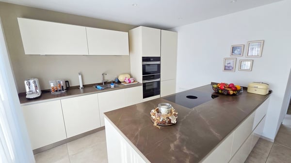 Aussergewöhnlich edle und neuwertige 1 ½ - Zimmer-ATTIKA-Wohnung mit Alpensicht an ruhiger Lage 11