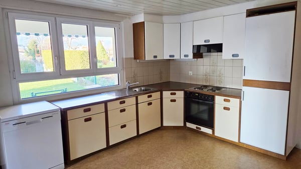 MFH mit 3 Wohnungen, 3 Garagen und 4 Parkplätzen in der Wohnzone W3 15