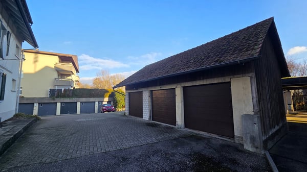 MFH mit 3 Wohnungen, 3 Garagen und 4 Parkplätzen in der Wohnzone W3 3